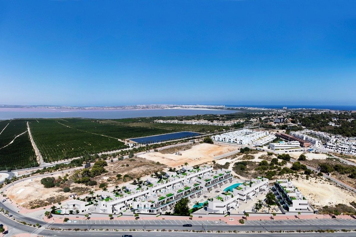 Luchtfoto van de omgeving met appartementen en landschappen in Torrevieja, Costa Blanca Zuid.