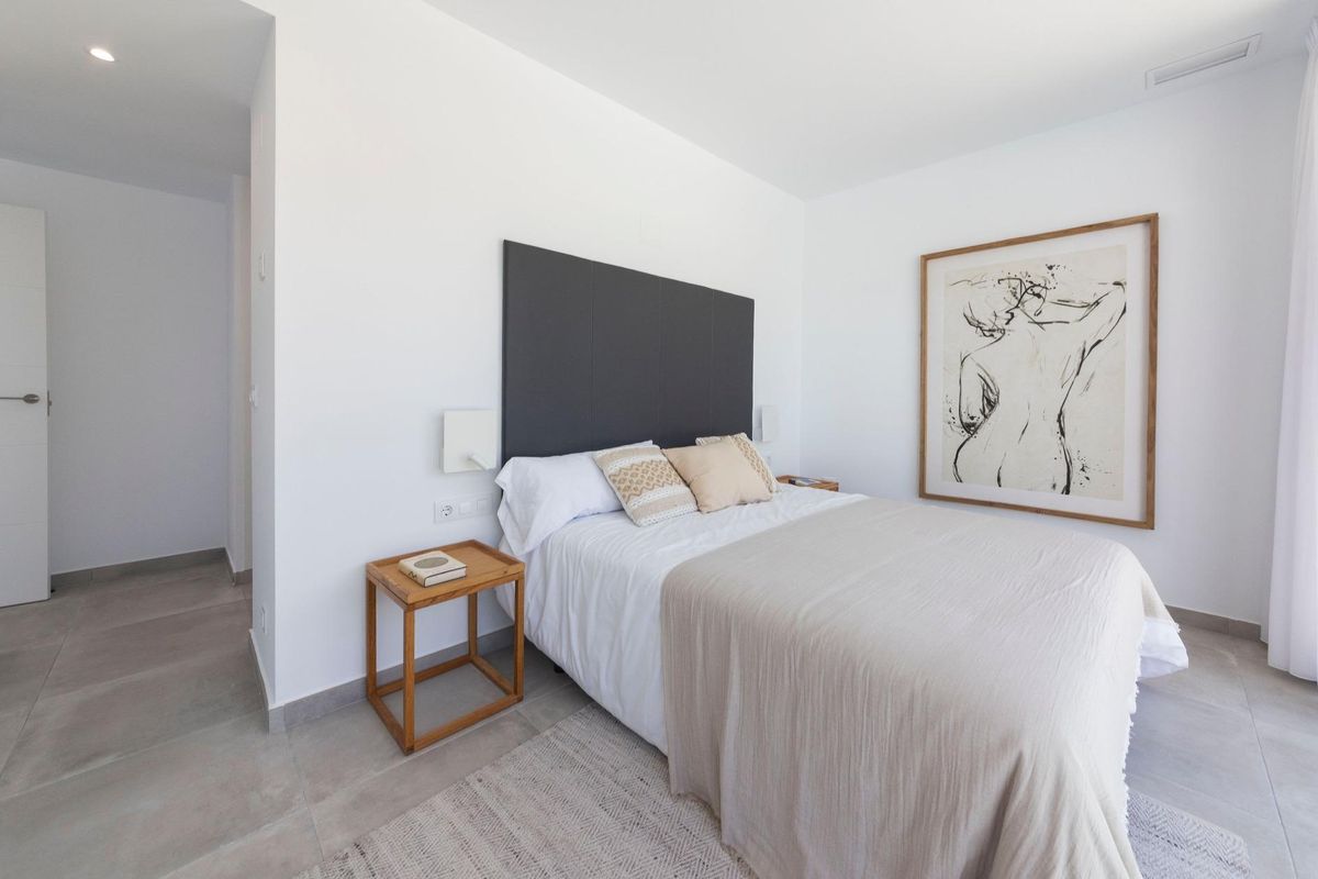 Elegante hoofdslaapkamer in de villa in Calasparra, ontworpen met moderne kunst en een serene uitstraling.