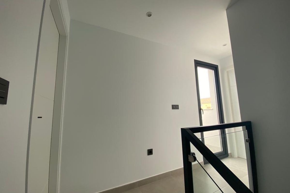 Heldere overloop in de villa die leidt naar de trap en buiten, Los Alcazares.