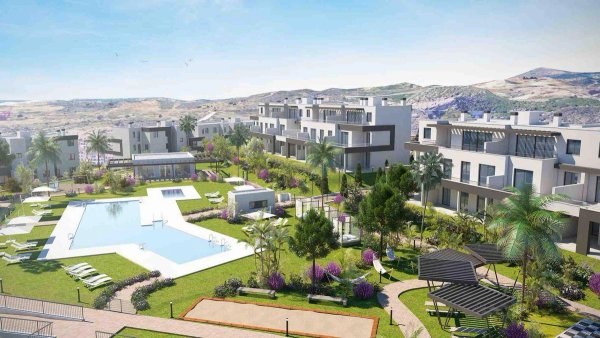 Overzicht van een modern appartementencomplex met een zwembad en tuinen, gelegen in Estepona, Costa del Sol, Spanje.