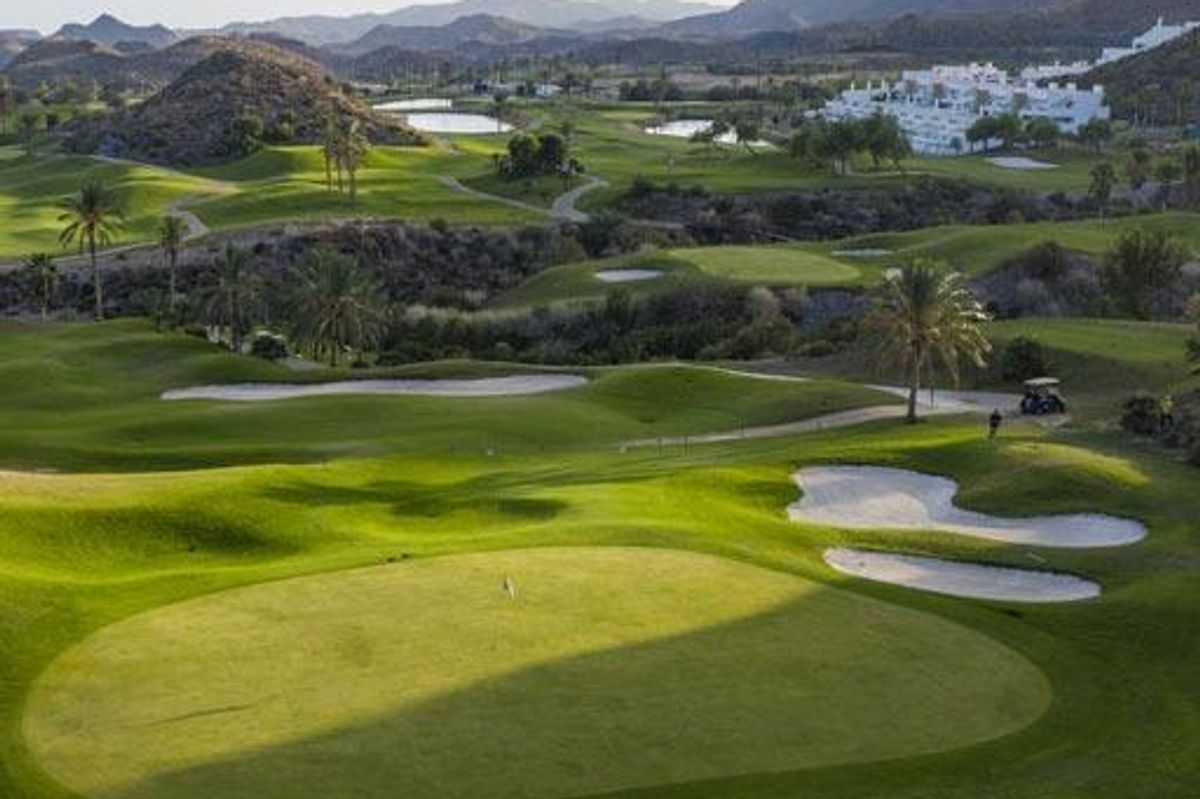 Luchtfoto van een golfbaan in Pulpi, met weelderige greens en het dramatische landschap van Costa de Almeria.