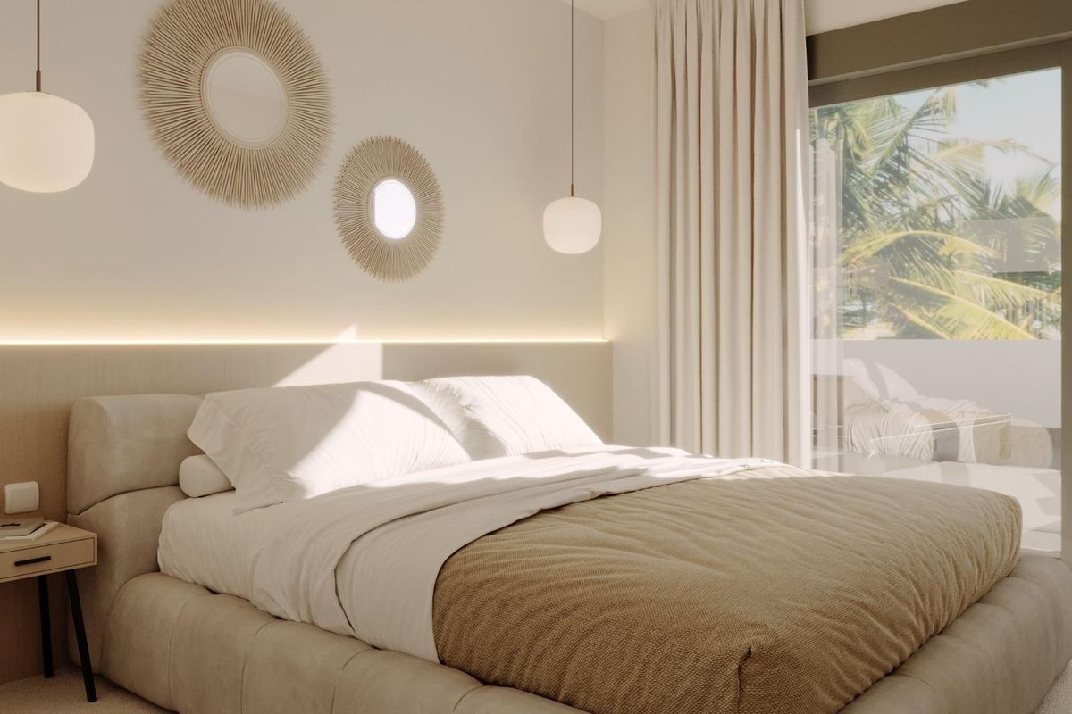 Heldere en gezellige slaapkamer in 2-slaapkamer penthouse in La Nucia, met grote ramen en tropische uitzichten.