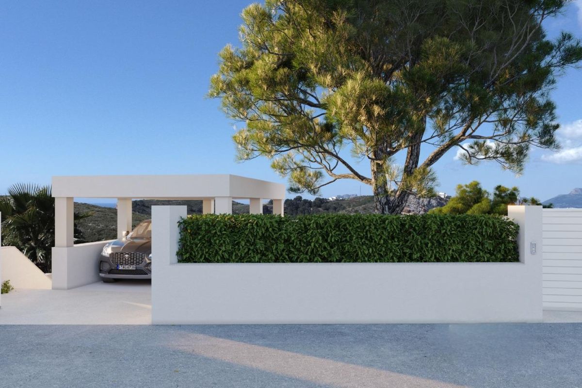 Elegante ingang van een villa in Benitachell, Costa Blanca Noord, met carport en tuin.