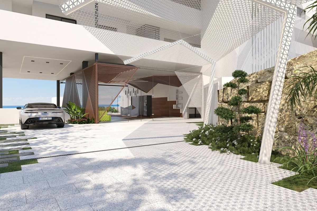 Welcoming entree met modern ontwerp en tuinelementen, leidend naar een penthouse in Fuengirola.