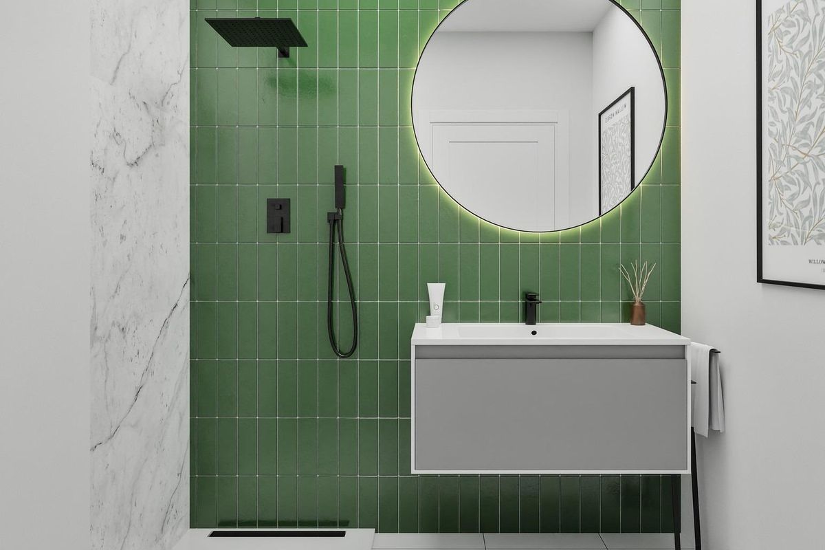 Elegante badkamer met een groene betegelde muur en moderne voorzieningen in een 3-slaapkamerappartement in San Miguel de Salinas.