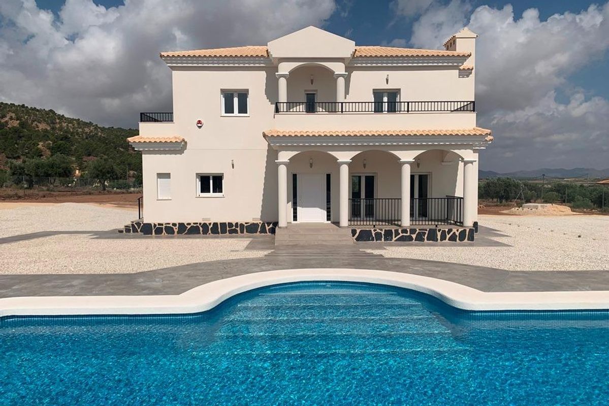 Een ander perspectief van de 4-slaapkamer villa in Pinoso, Spanje, dat het zwembad en de ruime buitenruimte belicht.