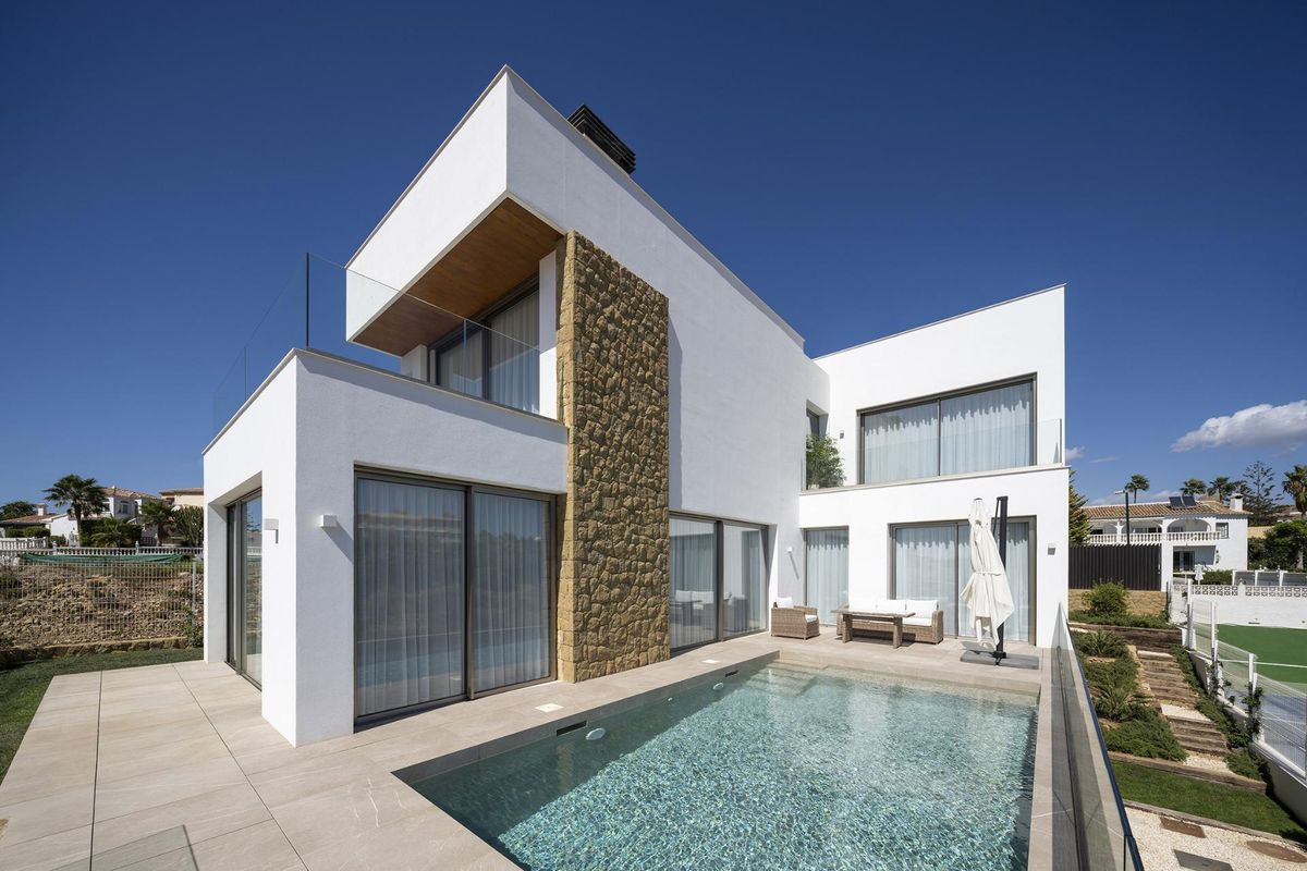 Moderne villa met 5 slaapkamers in Mijas, Costa del Sol, met een privézwembad en ruim terras.
