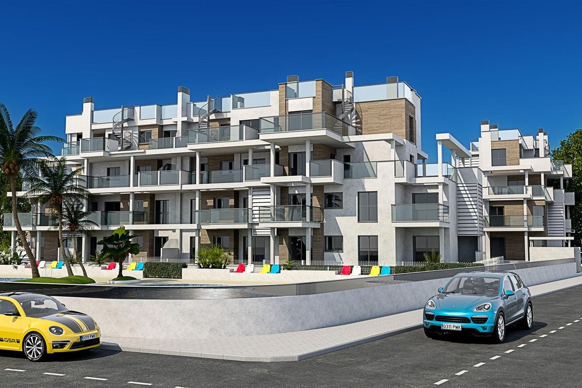 Toon de stijlvolle buitenkant van een penthouse in Denia met moderne voertuigen geparkeerd buiten.