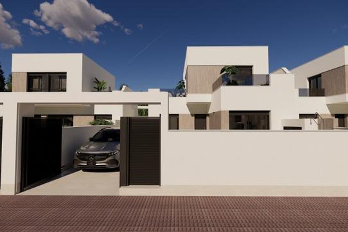 Dagzicht op de gevel van de villa, met moderne ontwerpen en de oprit in San Fulgencio.