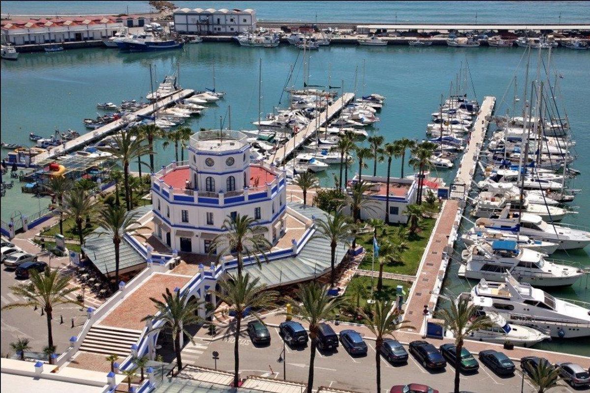 Mooie jachthaven in Estepona vol met jachten en palmbomen, een weergave van de kustlevensstijl.