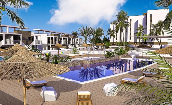 Prachtig zwembad in Pilar de La Horadada, met palmbomen en ligstoelen bij het water.