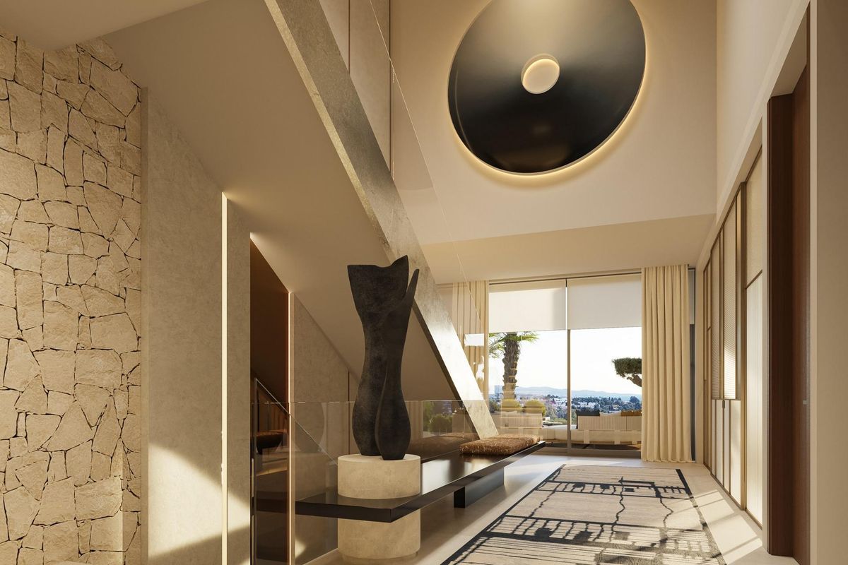 Stylische hal met moderne designelementen en uitzicht op de buitenruimte in Marbella.