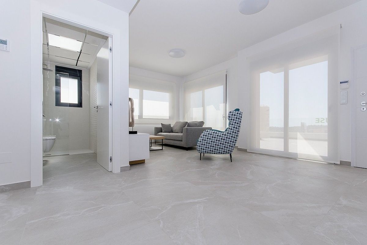 Open woonkamer van een moderne bungalow in San Miguel de Salinas, met natuurlijk licht en luchtig ontwerp.