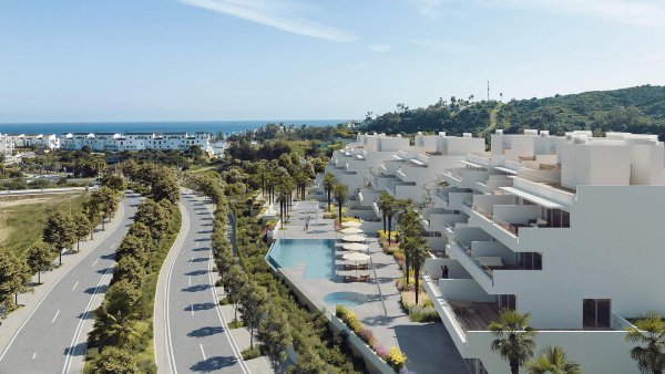Luchtfoto van een modern appartementencomplex in Estepona met een zwembad en palmbomen in de buurt.