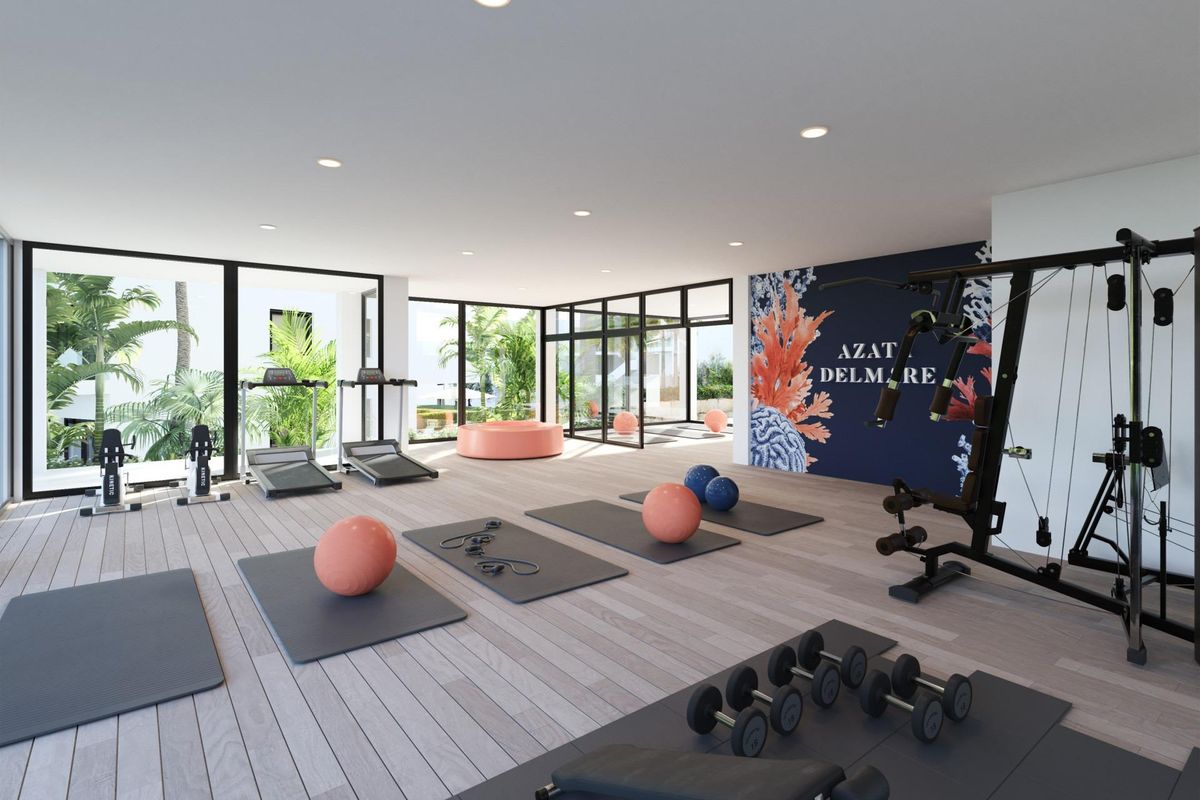 Ruime sportschool met fitnessapparatuur en grote ramen in een 2-slaapkamer penthouse in Casares, Costa del Sol.