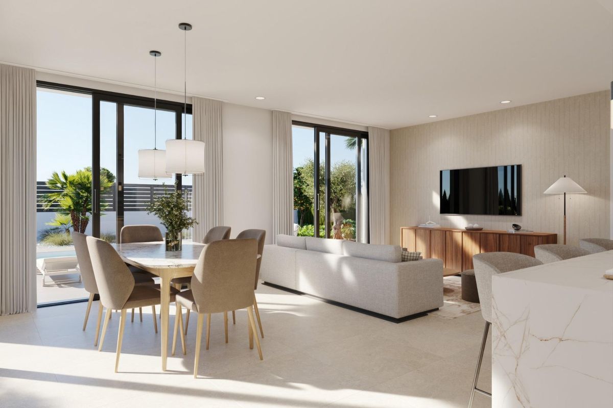 Interieur van de woonkamer en eetkamer, met grote ramen en moderne decoratie in de villa.