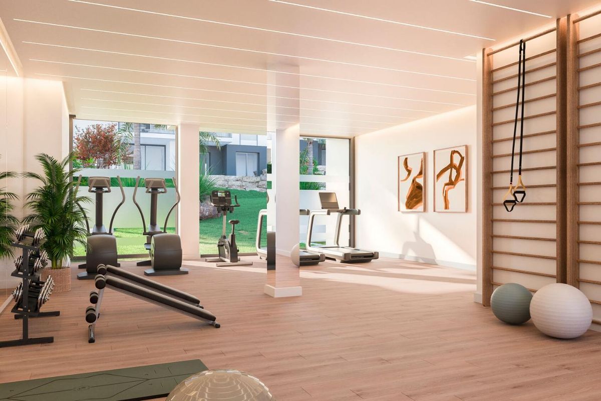 Goed uitgeruste sportschool met moderne fitnessapparaten in een appartementcomplex met 2 slaapkamers in Estepona, Costa del Sol.