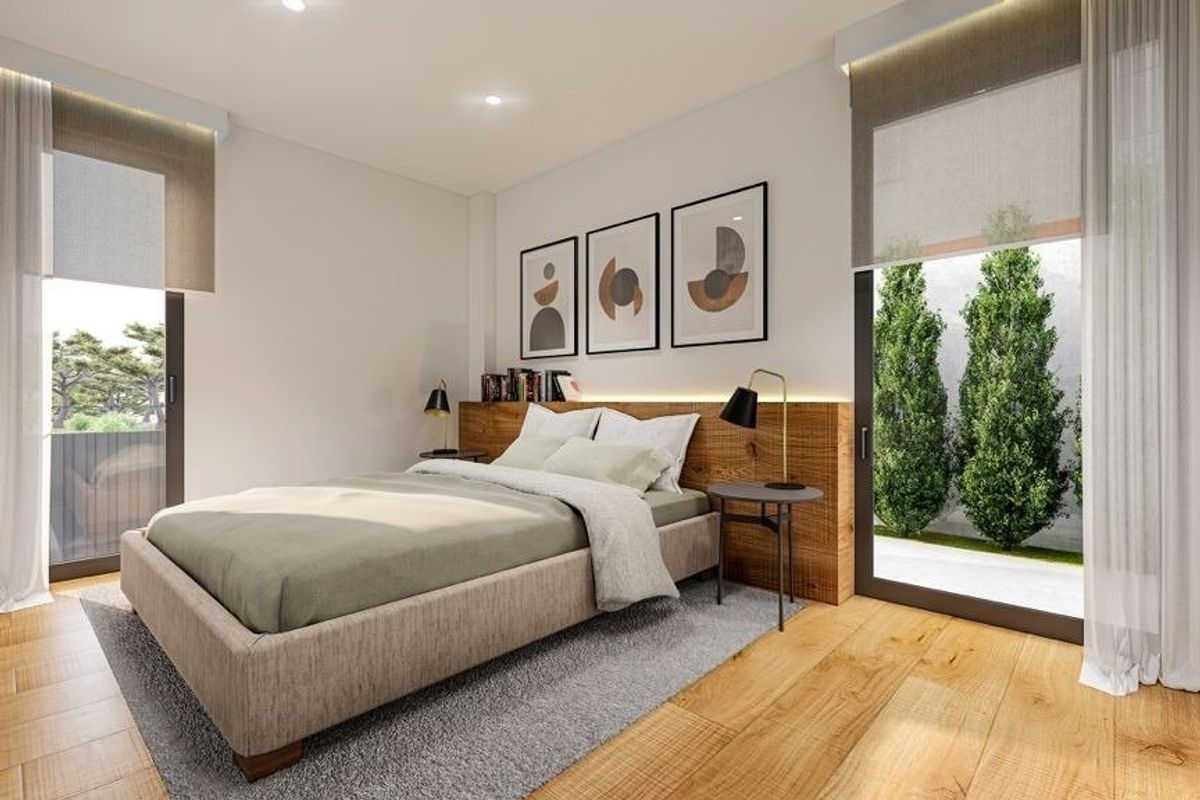 Stijlvolle gasten slaapkamer met houten elementen en ramen in de 3-slaapkamer villa in Finestrat.