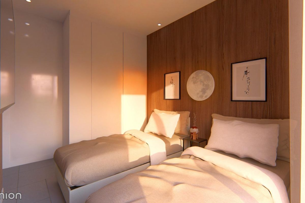 Warm ontvangende slaapkamer met twee eenpersoonsbedden in een townhouse in San Javier, met warme tinten en modern decor.