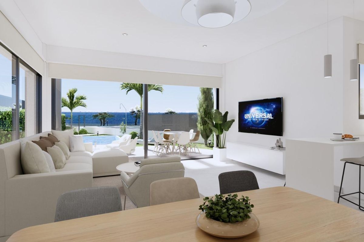 Ruime woonkamer met eettafel en zeezicht in een villa in Los Alcazares, Costa Calida.