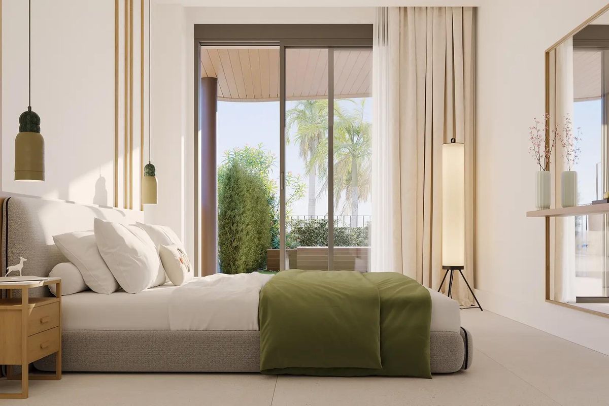 Elegante slaapkamer in een penthouse in Fuengirola, met modern interieur en natuurlijk licht.