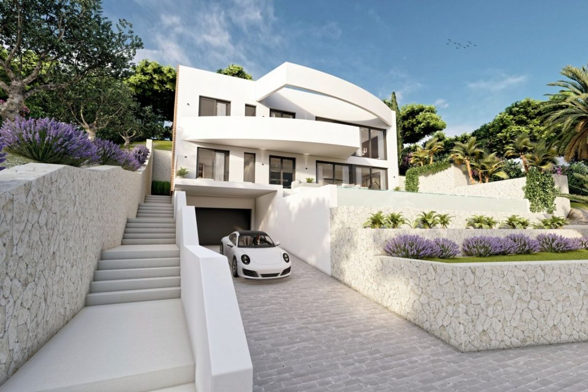 Verwelkomende voortuin van een villa met garage en tuin in Altea, Costa Blanca Noord.