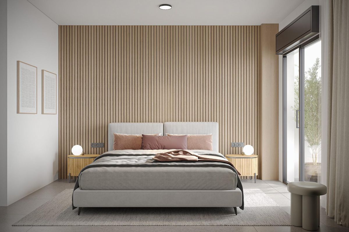 Elegante master slaapkamer met warme tinten en grote ramen in een appartement in Marbella.