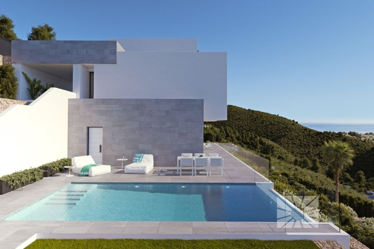 Moderne villa zwembadgebied omgeven door tuinen en heuvels in Altea, Costa Blanca Noord.
