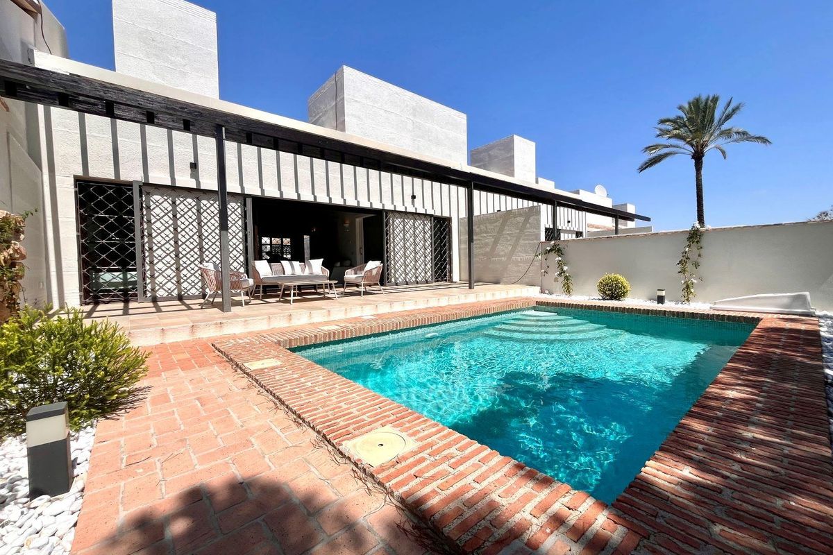 Buitenzijde van een huis met een zwembad en terras in Sucina, Costa Calida, Spanje.