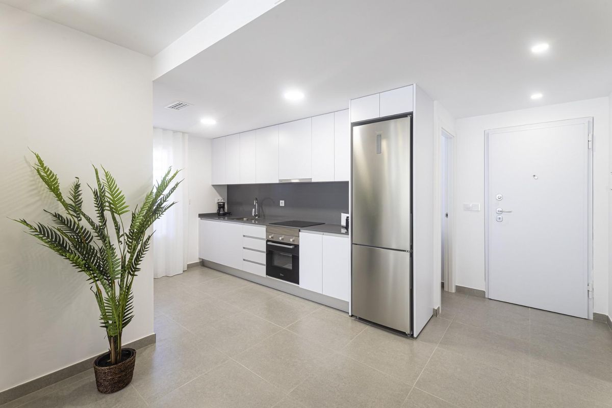 Strakke keuken met moderne apparatuur en minimalistisch ontwerp, ideaal voor koken in La Manga, Spanje.
