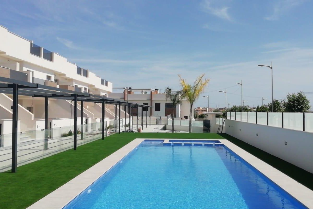 Uitzicht op het zwembad en de tuin van een 3-slaapkamer town house in Pilar de La Horadada, Costa Blanca Zuid.