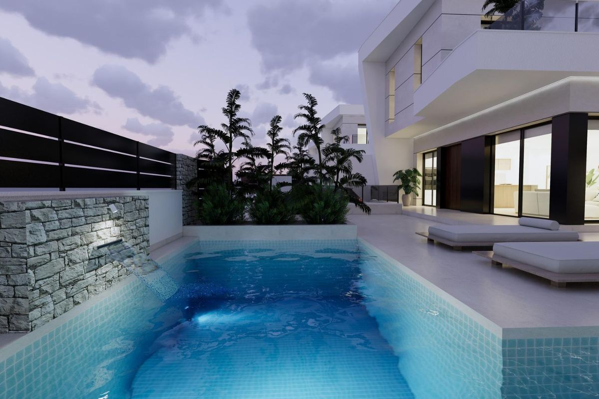 Nachtzicht van het villa zwembad, verlicht met omliggend groen in Dolores, Costa Blanca Zuid.