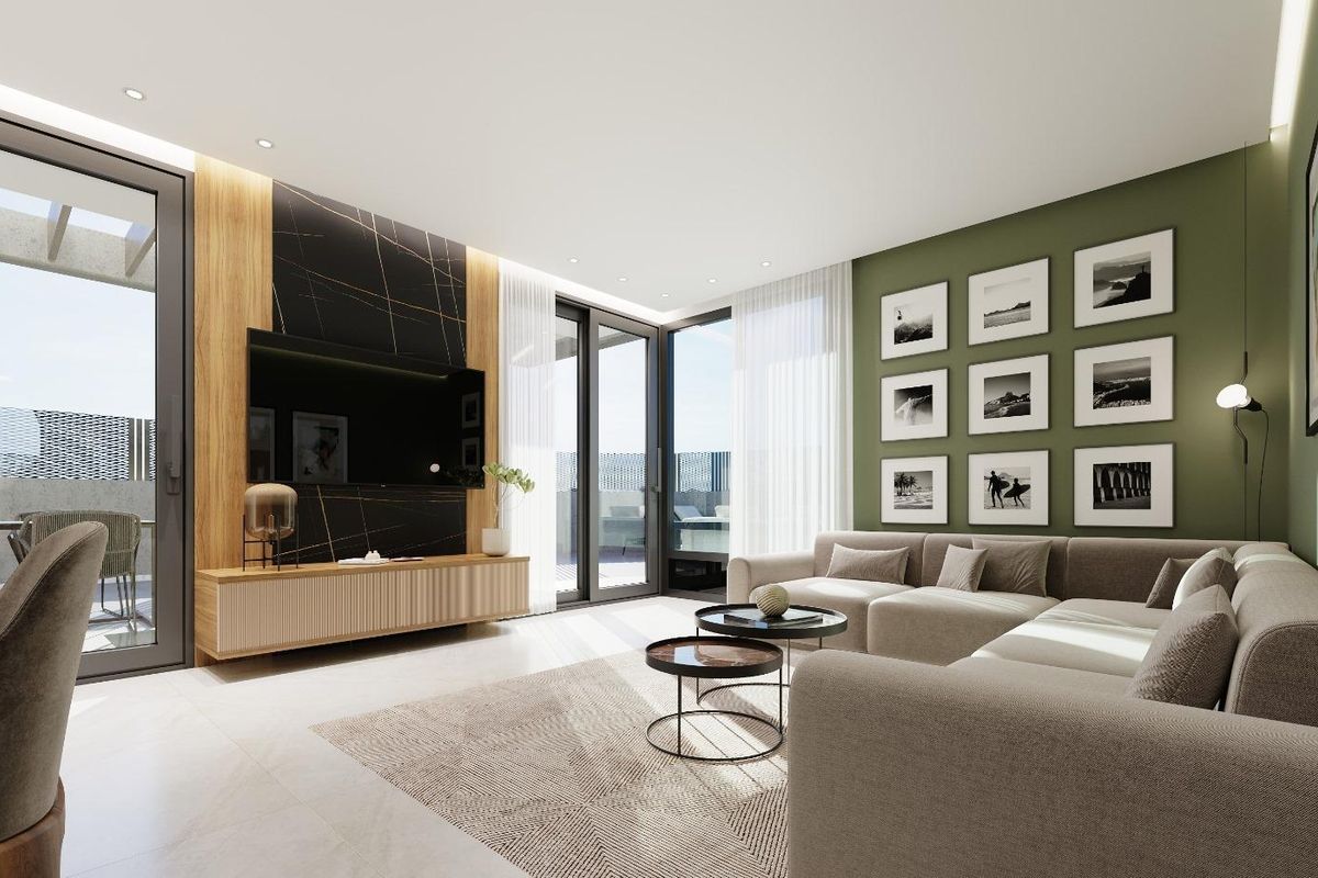 Elegante woonkamer in een villa in Los Alcazares, met moderne decoraties en grote ramen voor natuurlijk licht.