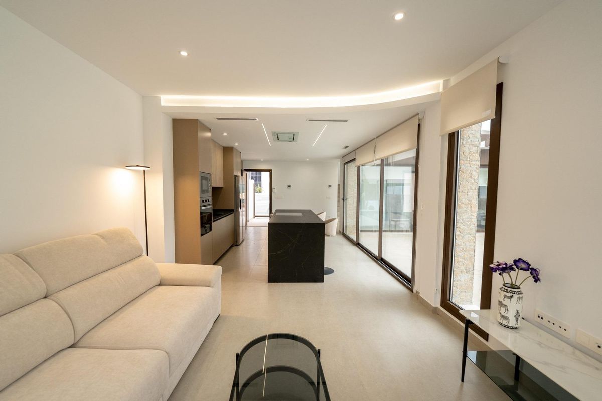 Moderne woonkamer van een 3-slaapkamer townhouse in Almoradi, met gezellige meubels en natuurlijk licht.