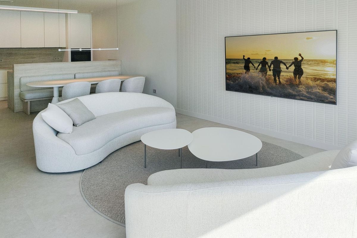 Moderne woonkamer met een groot scherm en comfortabele zitplaatsen, ideaal voor familietijd in Rojales, Costa Blanca Zuid.