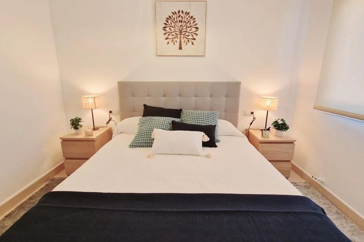 Serene slaapkamer met gezellige beddengoed en decor in een 3-slaapkamer villa gelegen in Lorca, Costa Calida.