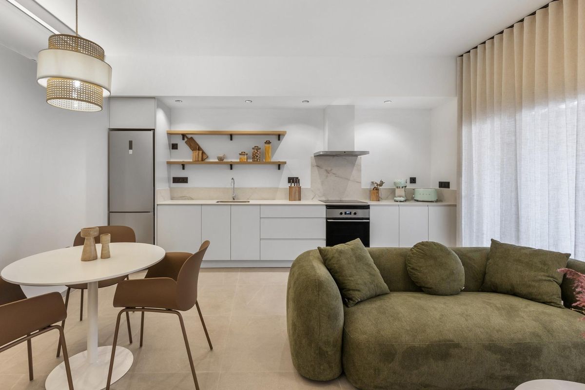 Open keuken en woonkamer met natuurlijk licht, met moderne meubels in een appartement in Torrevieja.