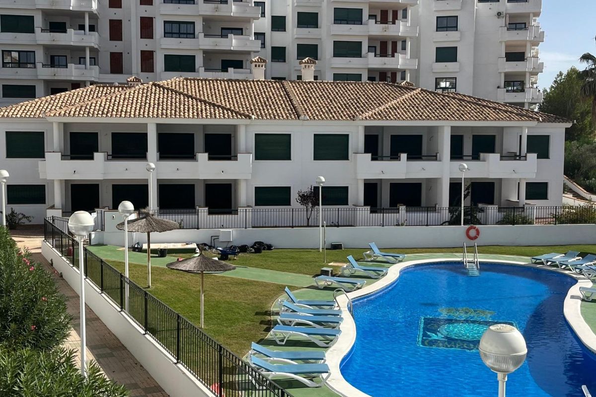Uitzicht op het zwembad en de gemeenschappelijke ruimte van het 2-slaapkamer appartement in Orihuela Costa.