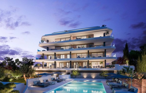 Buitenzijde van een modern 2-slaapkamerappartementgebouw met een zwembad in Fuengirola, Costa del Sol, Spanje.