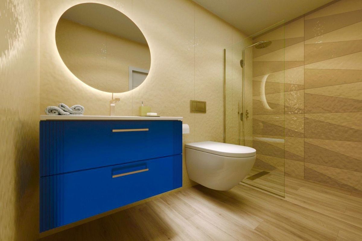 Contemporary badkamerontwerp met een blauwe wastafel en glazen douche, gelegen in een penthouse in Torrevieja.