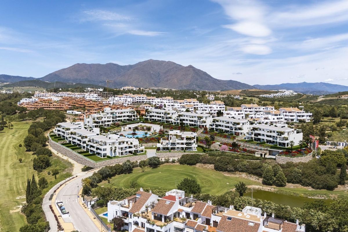 Panoramisch uitzicht op het wooncomplex en de bergen rond Casares, Costa del Sol.