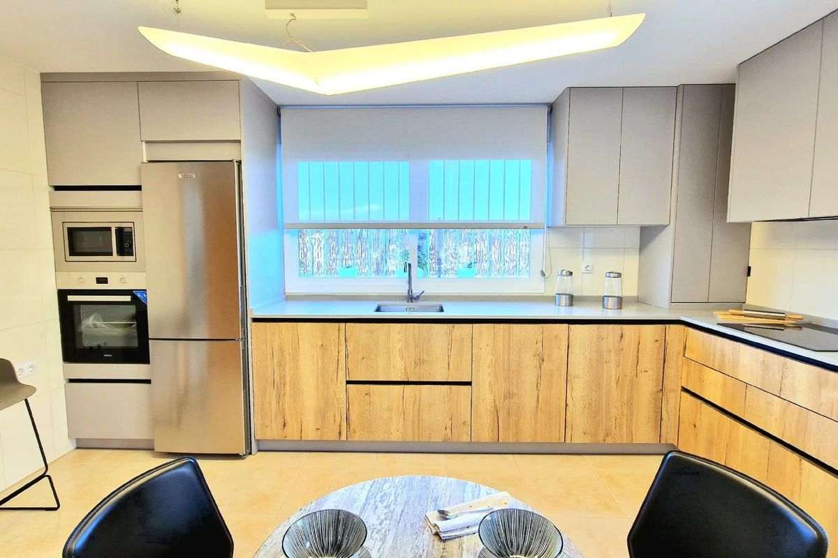 Contemporary keukenontwerp in de villa in Lorca, met strakke kasten en een ruime indeling.