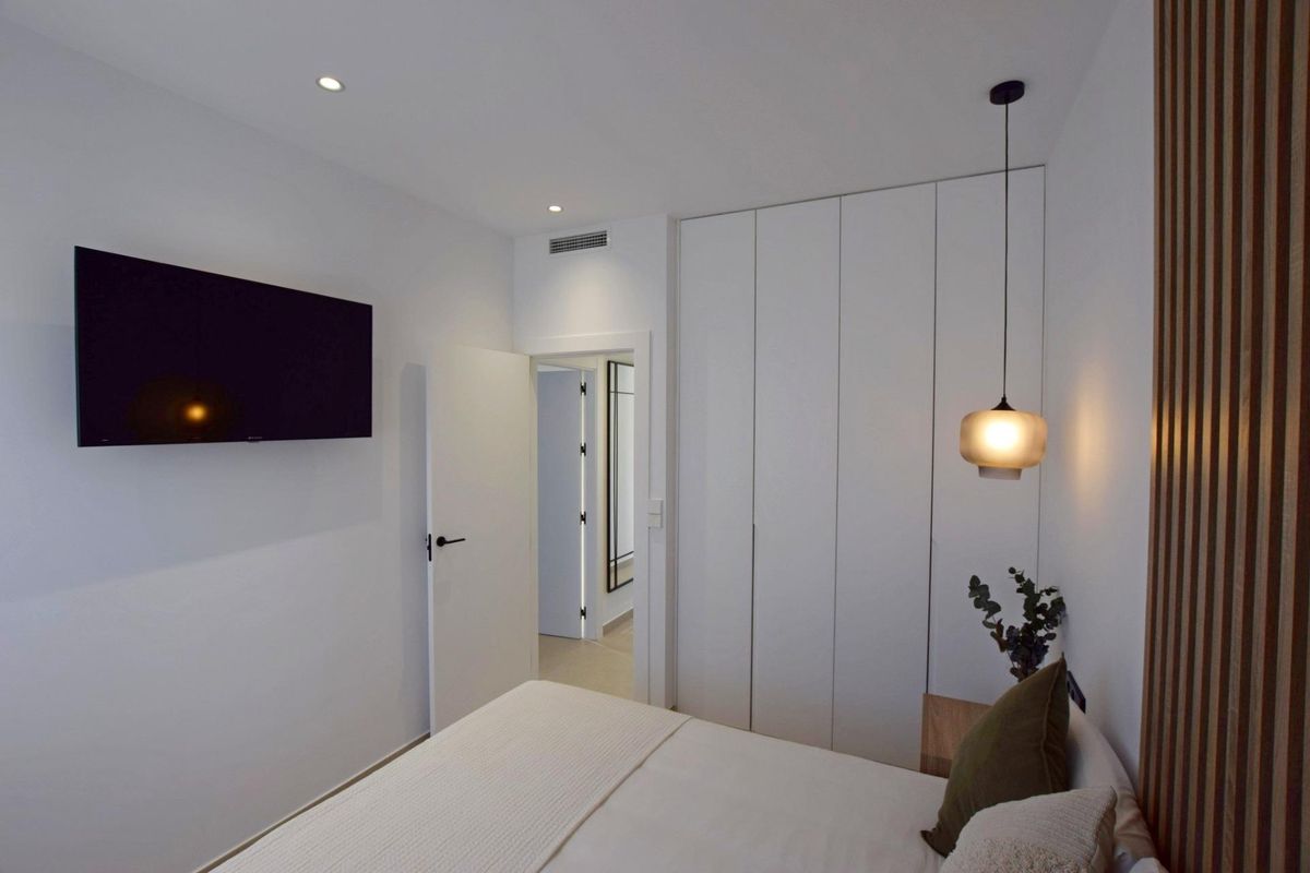 Charmante gastenkamer met moderne ontwerpen en voldoende opbergruimte in een stijlvol appartement in Alhama De Murcia.