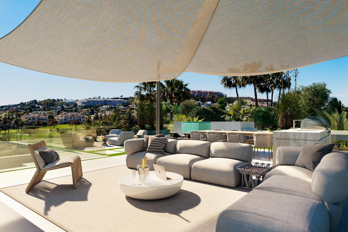 Stijlvol terras met lounge meubels, biedt een ontspannende ruimte om te genieten van het uitzicht op het landschap van Marbella.