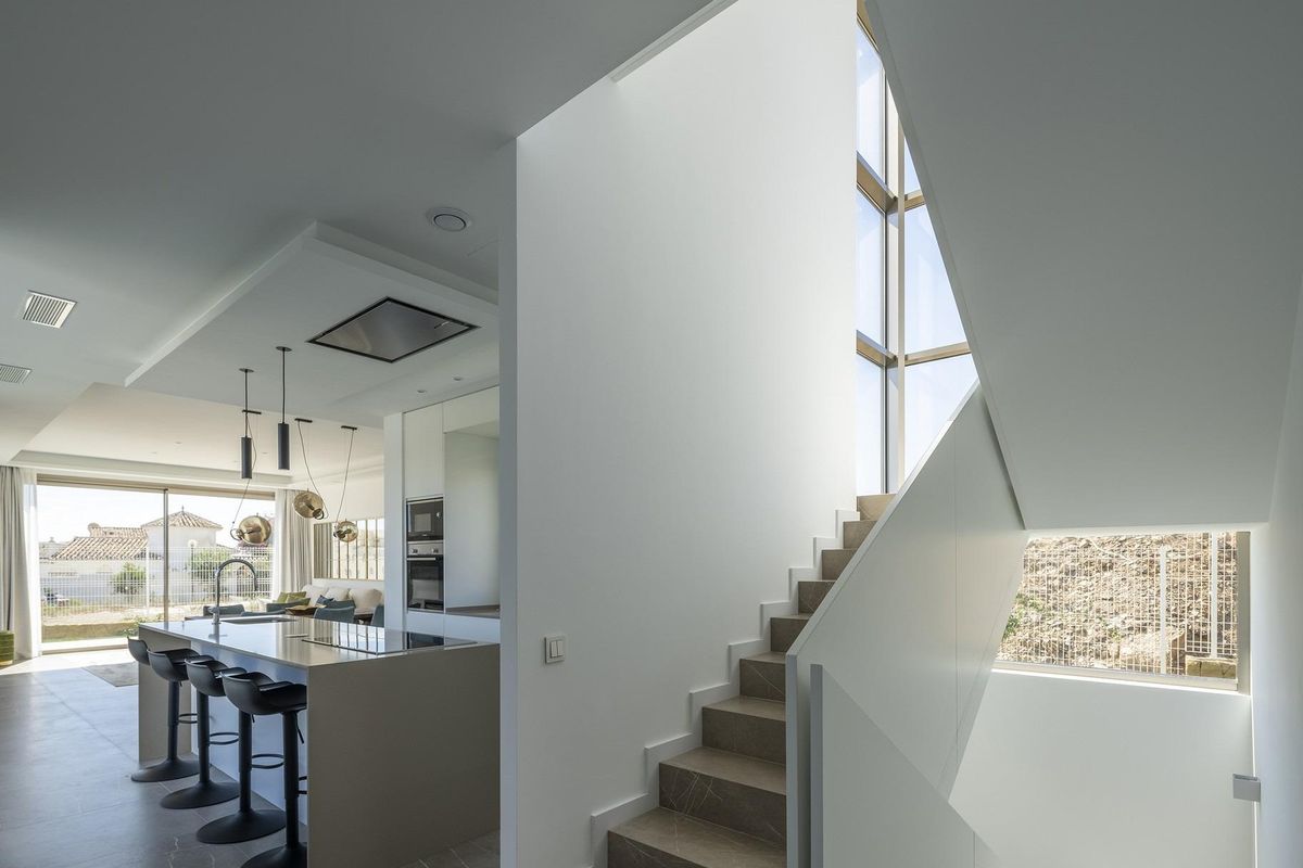 Trap en uitzicht op de bovenverdieping in een chique 4-slaapkamer villa, die modern design laat zien in Mijas, Costa del Sol.