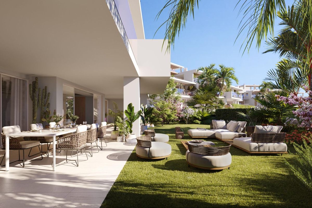 Groene tuin met zithoeken en eetruimtes, omringt een luxe penthouse in Marbella, Costa del Sol.