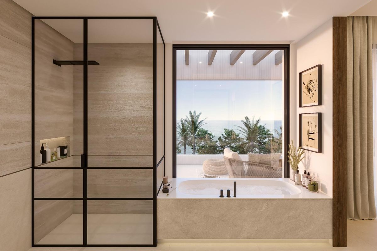 Elegante badkamer met een prachtig uitzicht, met een modern ontwerp en hoogwaardige armaturen in Marbella.