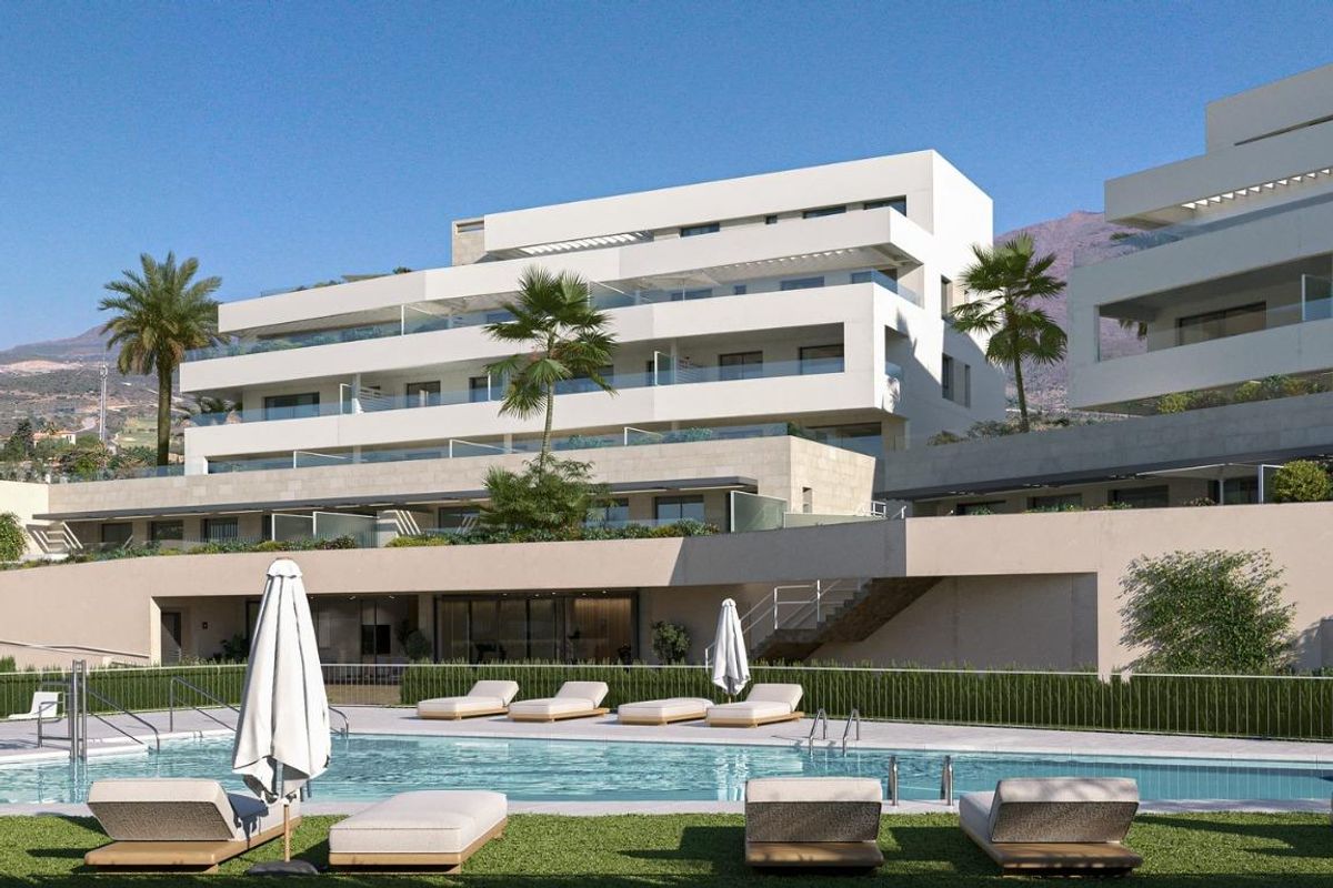 Modern 3-slaapkamer appartement complex in Estepona met een serene zwembad en palmbomen.
