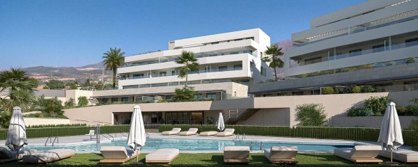 Modern 3-slaapkamer appartement complex in Estepona met een serene zwembad en palmbomen.