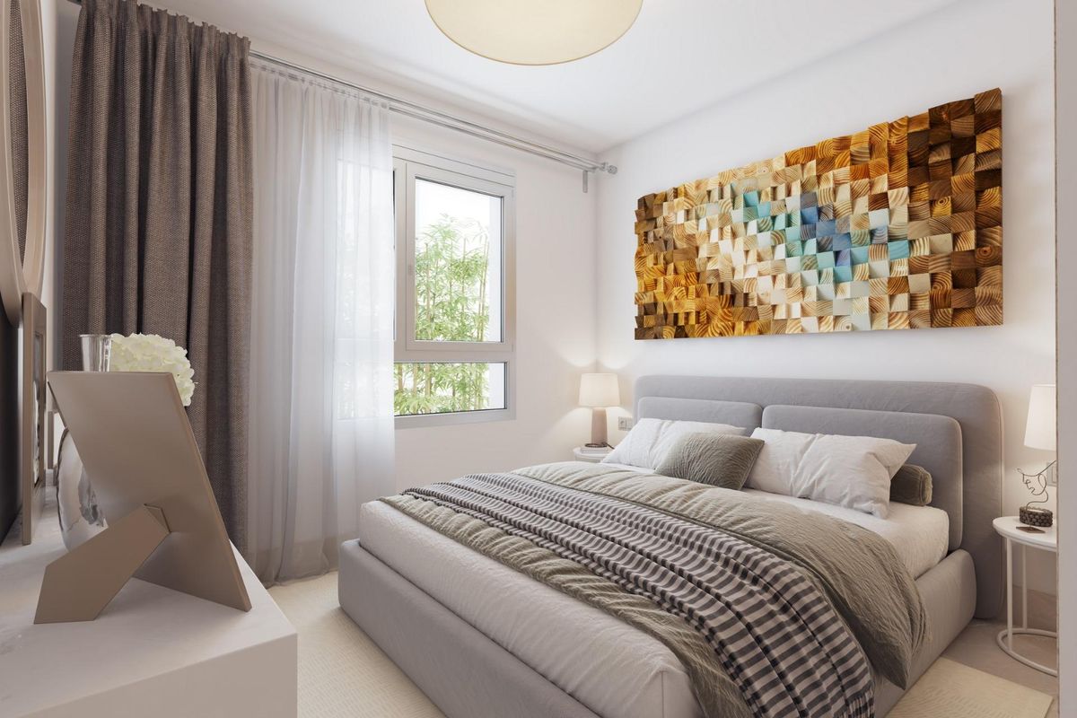 Stijlvolle gastenslaapkamer met textuur wandkunst en natuurlijk licht in een 3-slaapkamer penthouse in Costa del Sol, Spanje.